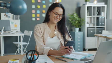 mujer trabajando en una oficina moderna