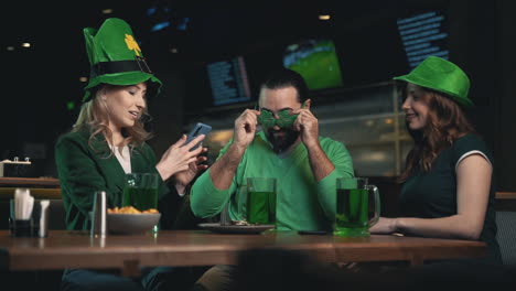 amigos celebrando el día de san patricio en un pub 1