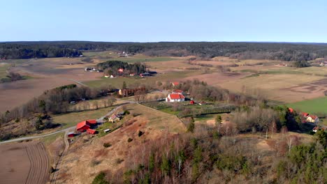 Toma-Aérea-De-La-Iglesia-Rural-Tradicional-En-Suecia-Rodeada-De-Paisajes-Agrícolas