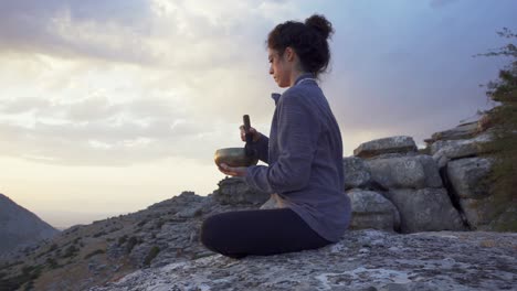 mujer relajada practicando meditación en las montañas