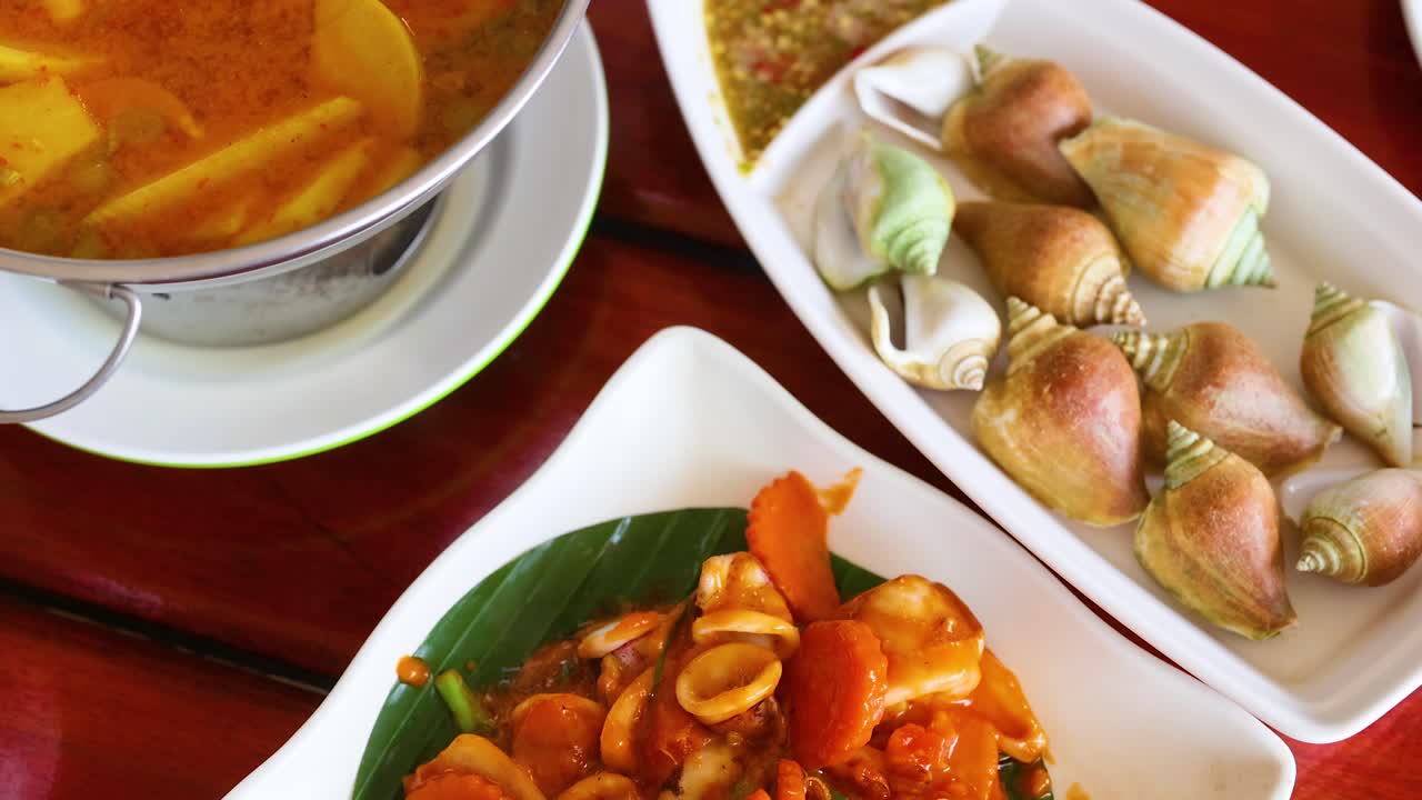 태국 크라비에서 제공되는 맛있는 해산물 요리