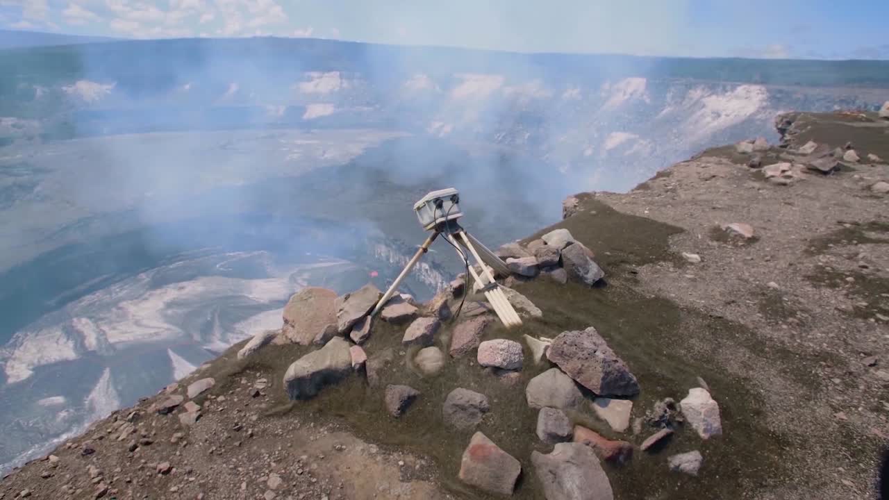 исследователи используют высокоточное оборудование на краю вулкана килауэа для изучения потока магмы в лавовом озере в гавайской вулканической обсерватории гавайи 5