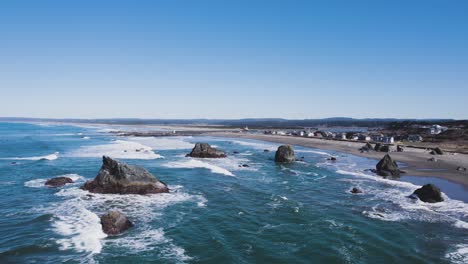 Increíble-Carro-Aéreo-Descendente-De-4k-De-Olas-Rompiendo-En-La-Costa-De-Bandon-Oregon-Con-Gaviotas-Corriendo-Sobre-Table-Rock