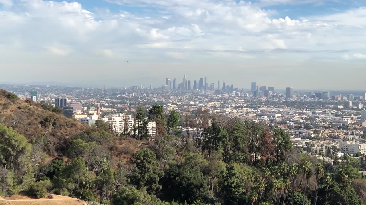 Vista mozzafiato della città di Los Angeles dalle montagne.