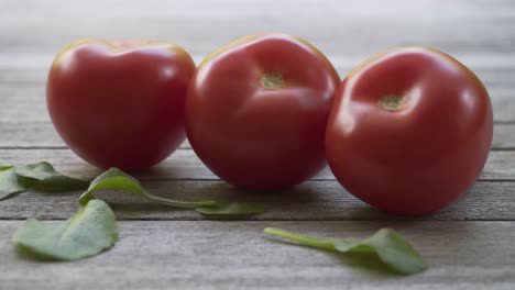 Rote-Frische-Bio-Tomate,-4k-2160p-25fps-Uhd-Video---Langsames-Schwenken-Auf-Einem-Nassen-Tomaten-Gemüse-Hintergrund-4k-3840x2160-UltraHD-Videos