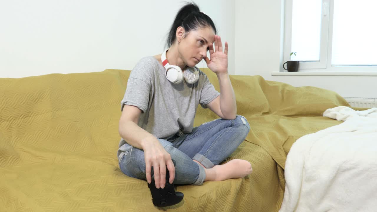 비디오 게임에서 패배하는 불행한 스트레스 여성