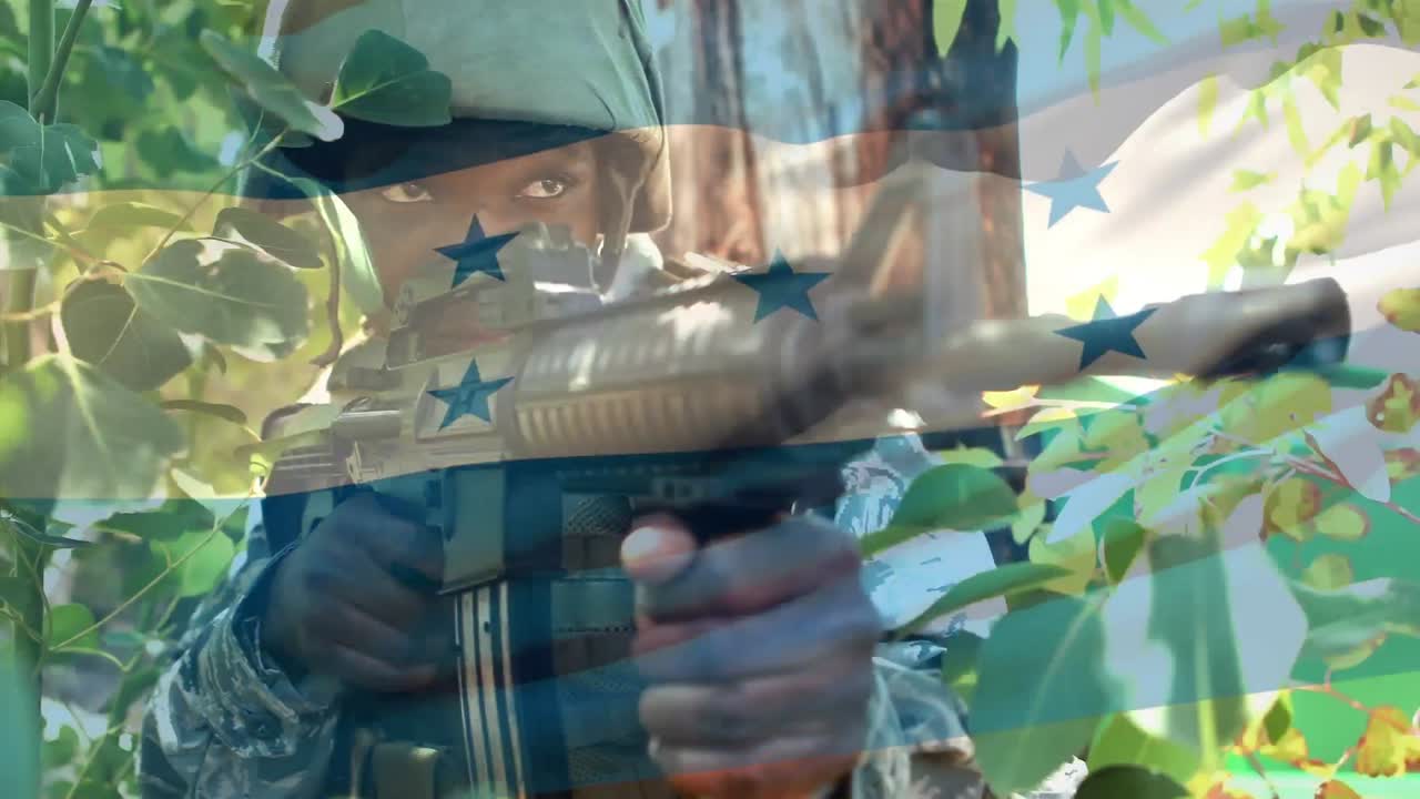 Composizione digitale di bandiera dell'Honduras sventolante con un soldato che si addestra con un'arma al campo di addestramento.