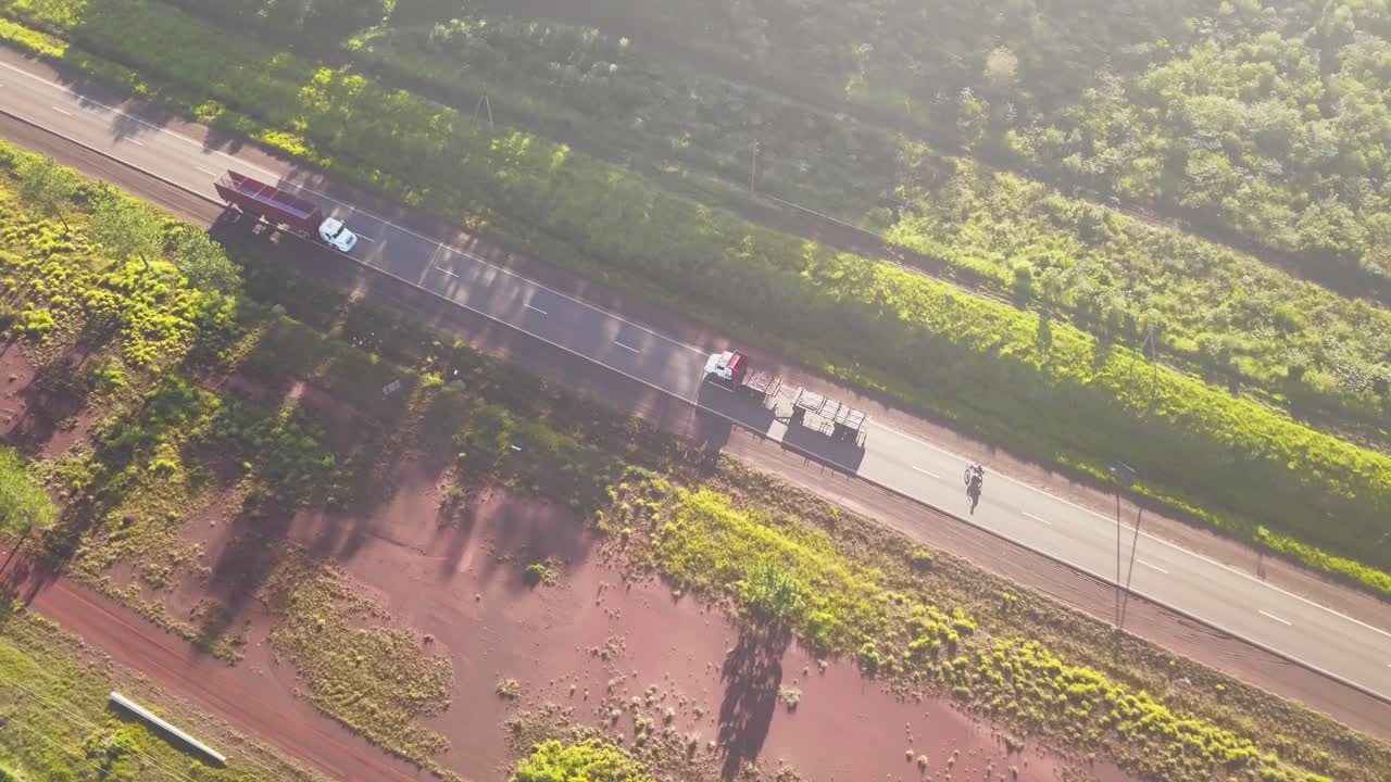 아르헨티나 북부, 남아메리카 시골길을 달리는 빈 트럭과 오토바이