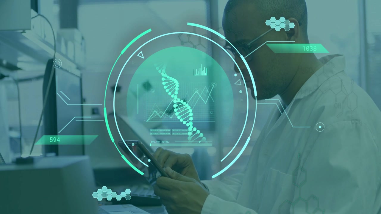 Ricercatore di laboratorio che avvia l'analisi toccando un tablet, sollevandolo e studiando grafici a elica del DNA HUD