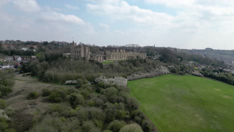 Flug-In-Richtung-Bolsover-Castle-Derbyshire-An-Einem-Hellen,-Bewölkten-Tag,-Der-Sich-über-Das-Feld-In-Richtung-Castle-Nähert