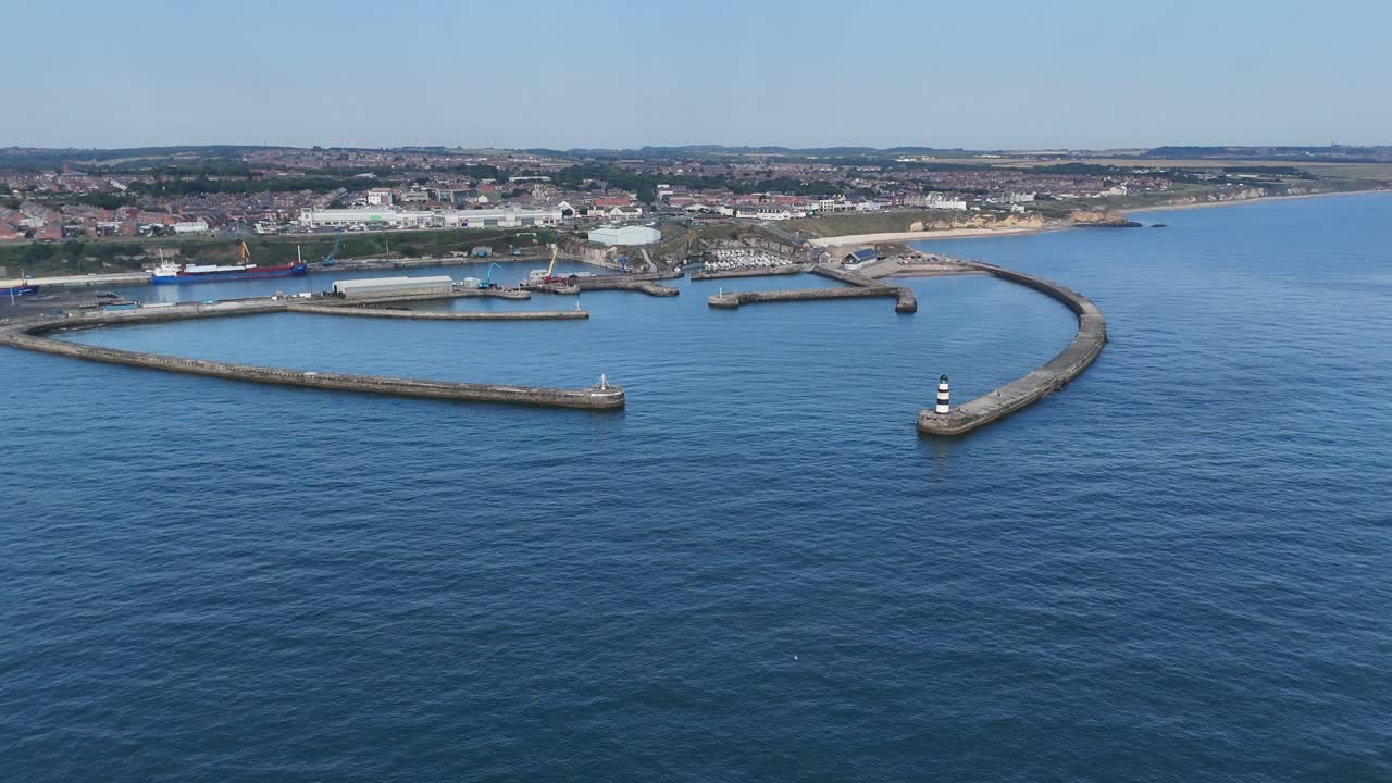 Veduta aerea con drone della cittadina costiera di Seaham nella Contea di Durham, Inghilterra. Situata sulla costa di Durham, città britannica nel nord-est dell'Inghilterra, Regno Unito.