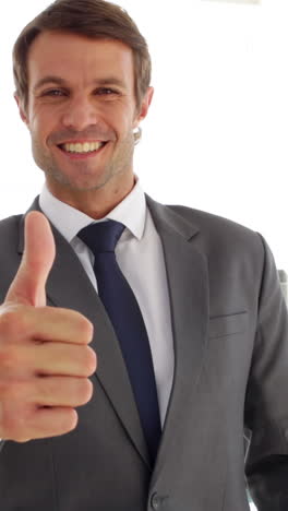 hombre de negocios feliz dando pulgares hacia arriba