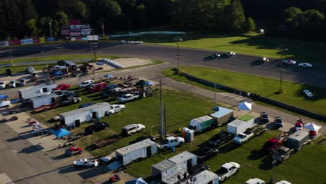 imágenes de drones de autos en la pista de carreras