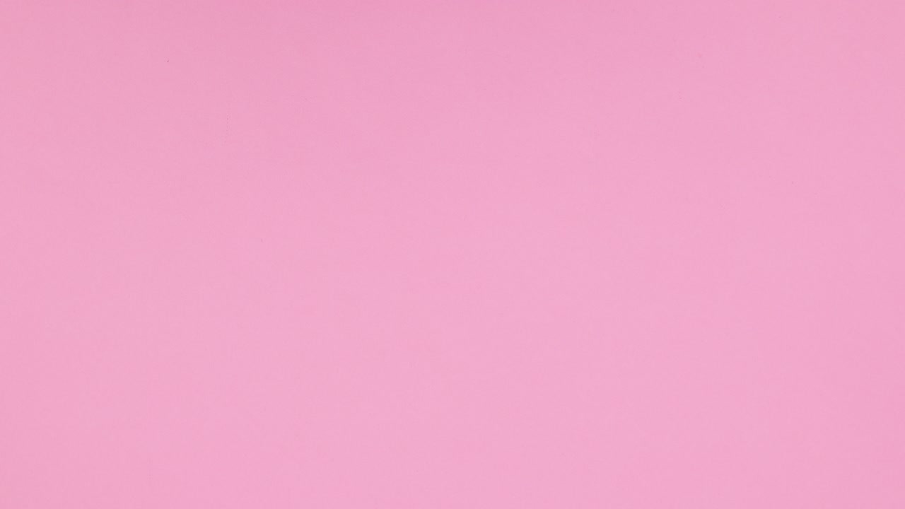 el papel blanco para el texto aparece en forma de sobre y los corazones rojos para el día de san valentín aparecen.