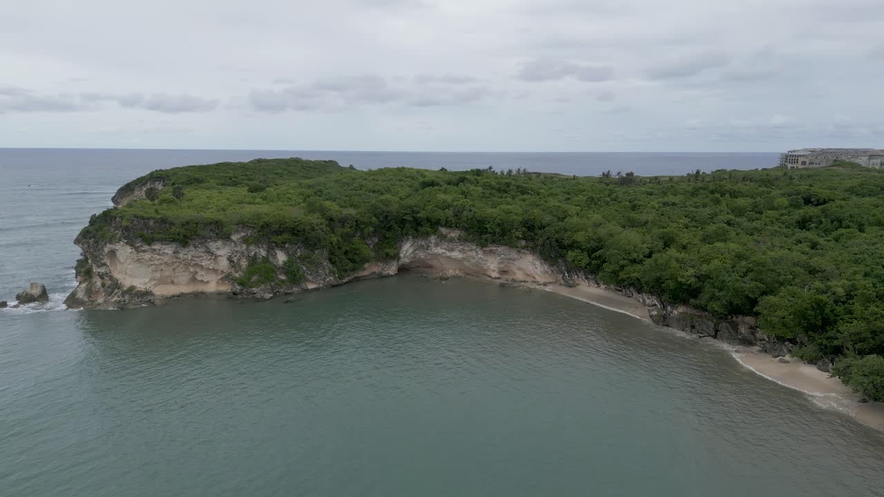 antena: toma de drones que muestra una hermosa playa en república dominicana