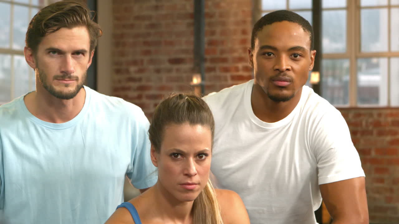 크로스피트 체육관 에서 함께 포즈 를 취 하는 건강 한 사람 들