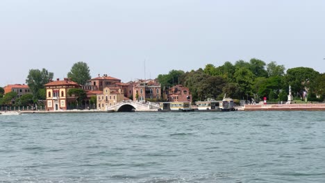 vista desde el agua, edificios venecianos tradicionales junto al paseo marítimo