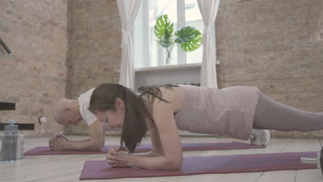 Viejo-Macho-Y-Hembra-En-Estera-De-Yoga-En-Casa