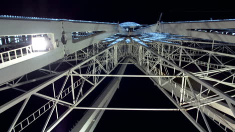 rueda de la fortuna en el parque de atracciones durante la noche