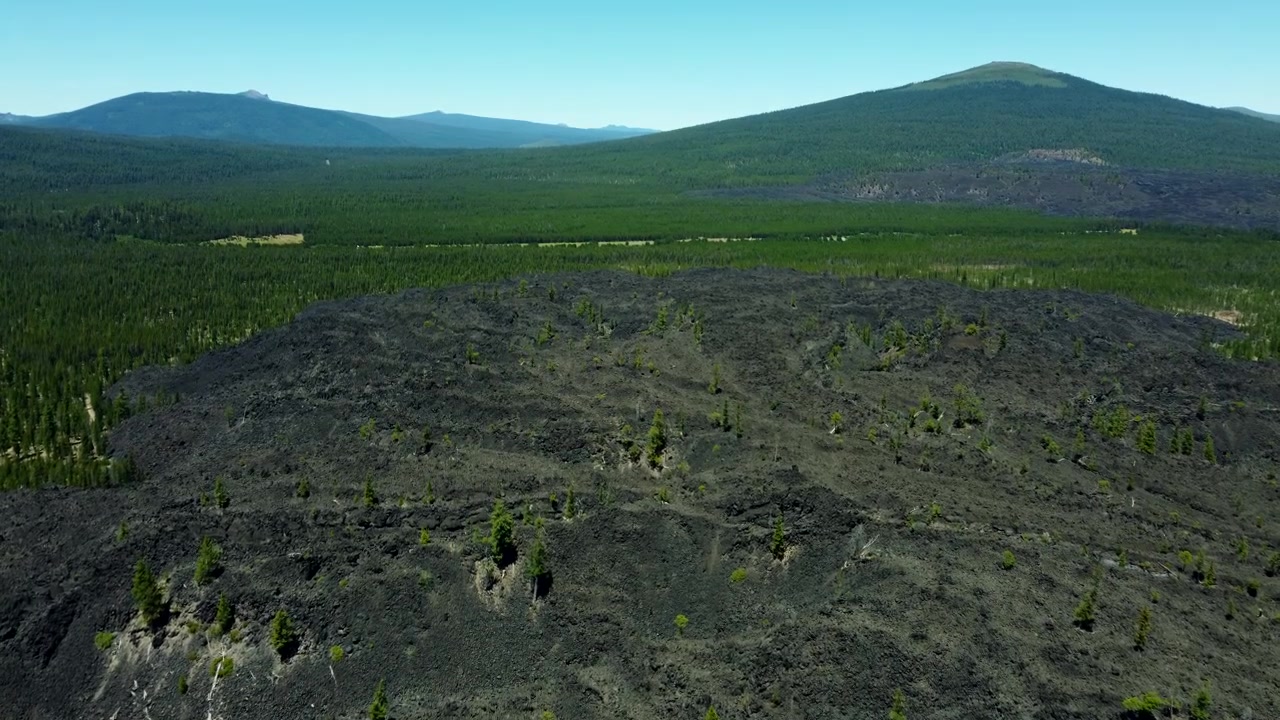 USA, Oregon, Crescent, 2026-07-09 - Vista drone di Black Rock Butte, un cono di scorie laviche, in estate