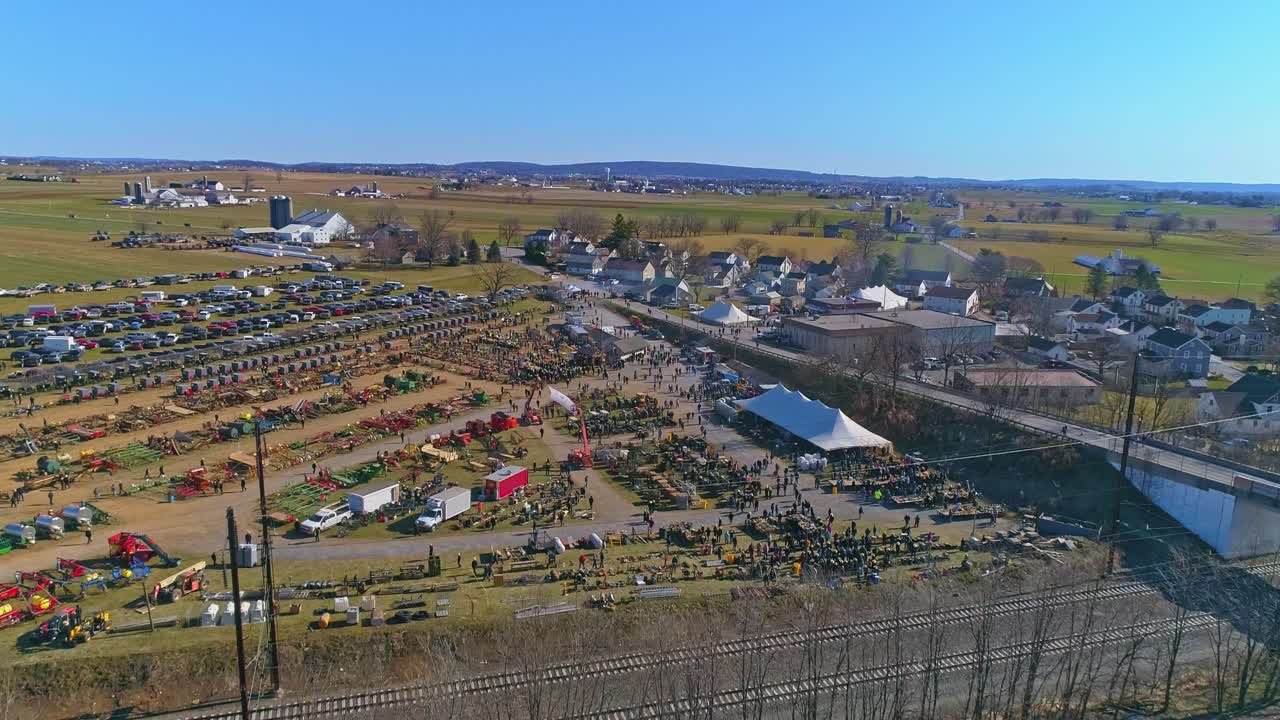 화창한 날에 아미시 제품을 판매하는 펜실베니아의 아미시 머드 세일의 조감도