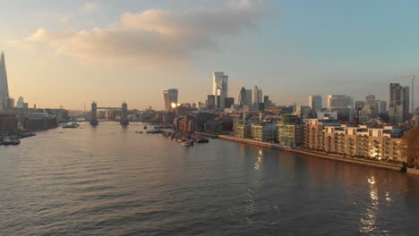 Un-Dron-Estable-Disparó-Sobre-El-Río-Támesis-De-Londres-Hacia-El-Atardecer-Del-Centro-De-La-Ciudad