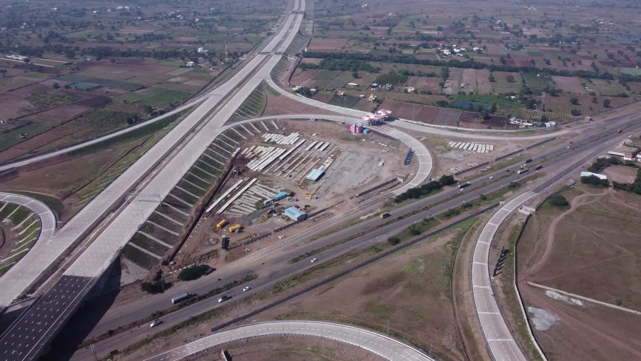 vista aérea en órbita del intercambio de samruddhi mahamarg o nagpur a la autopista de comunicación súper de mumbai, que es una autopista de 6 carriles en construcción