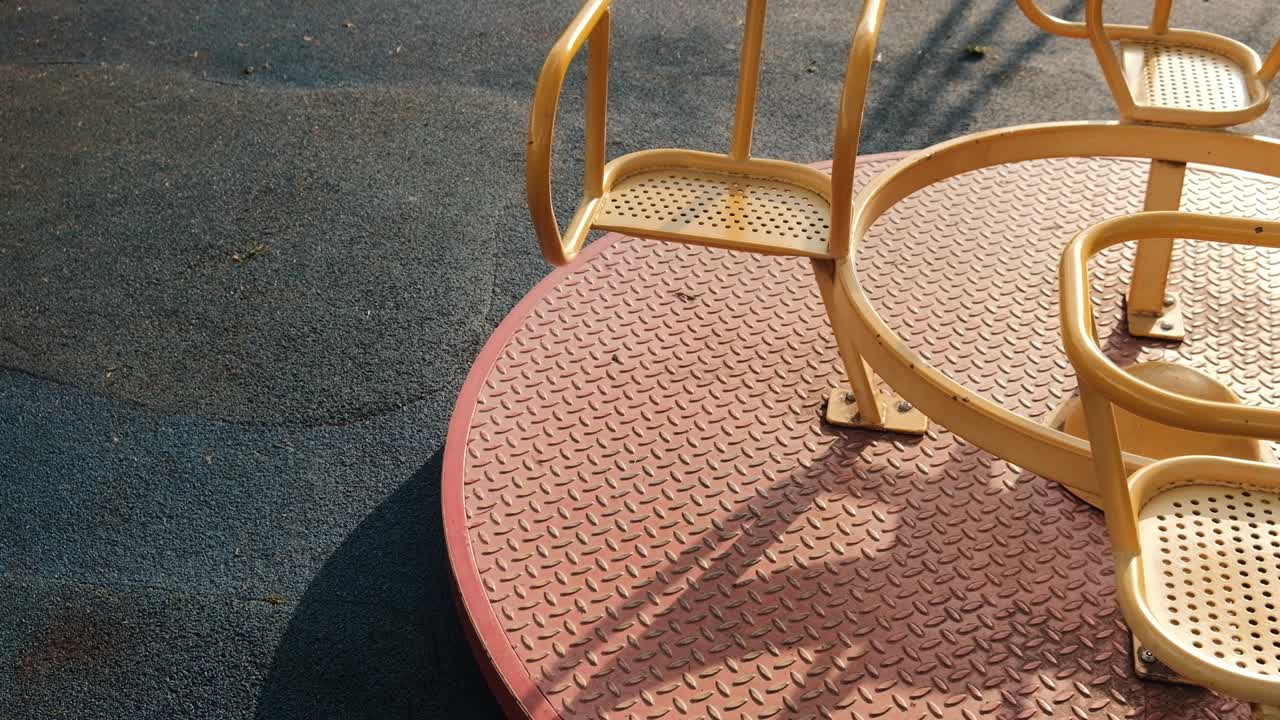 어린이 놀이터의 회전교차로