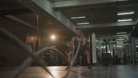 vista inferior de un hombre afroamericano atlético en el gimnasio.