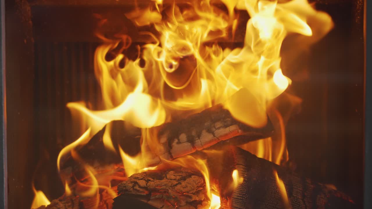 집에서 나무로 만든 불꽃에서 불타는 스토브에서 불꽃을 으십시오.
