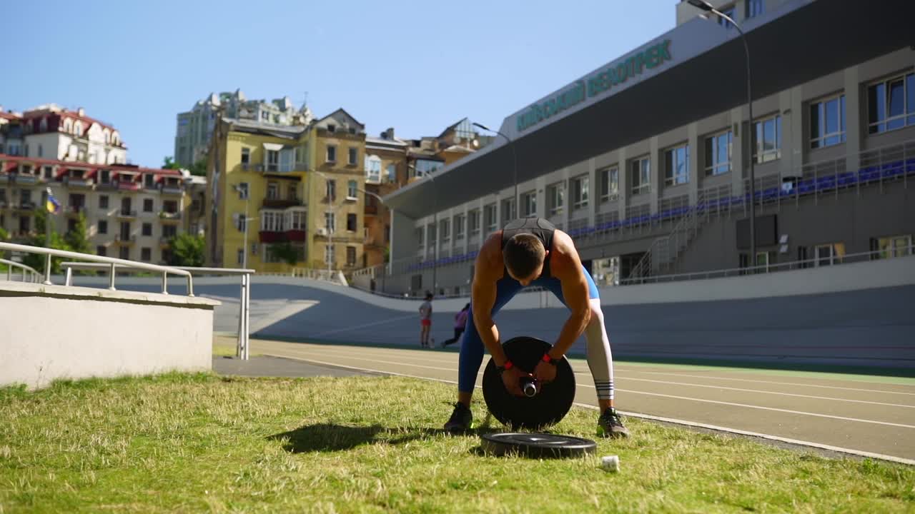 야외에서 무게를 들어 올리는 남자
