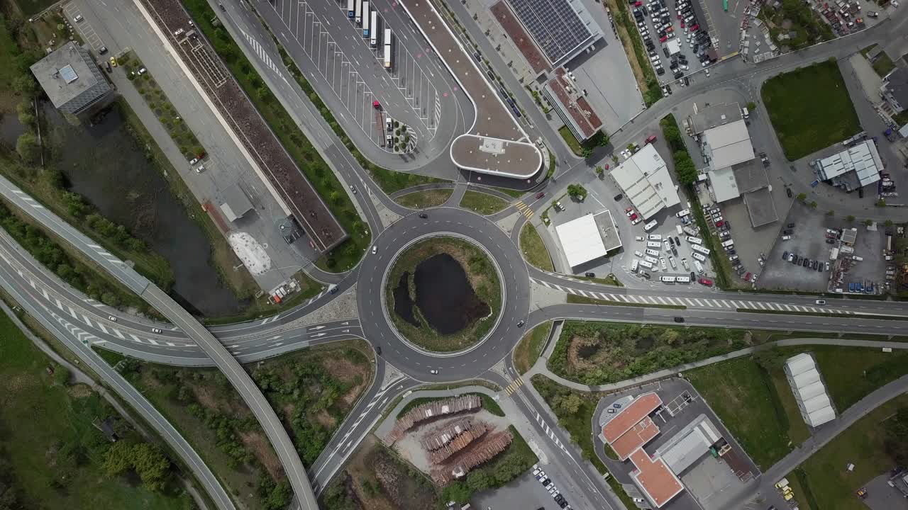 una toma aérea de una rotonda en un distrito industrial