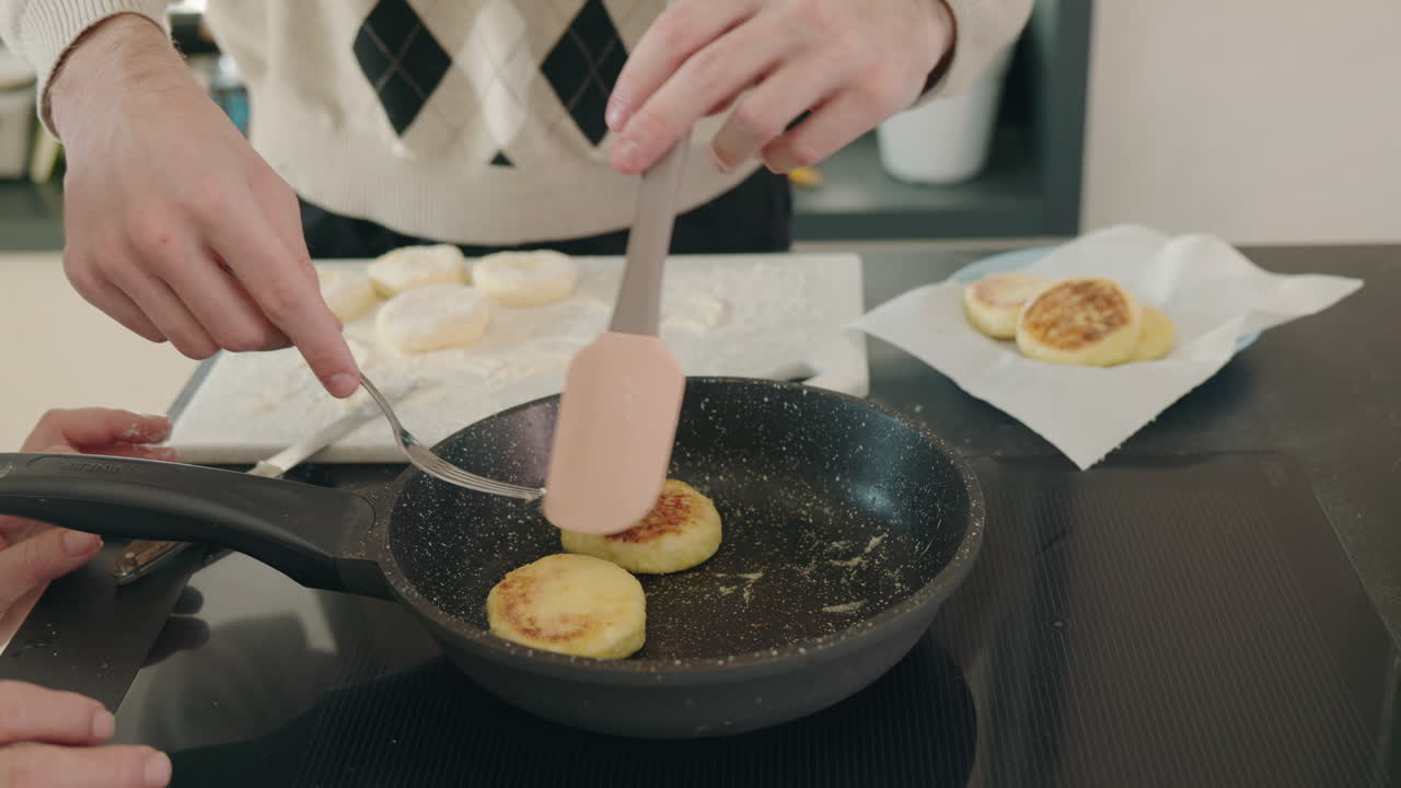 Cooking Syrniki (Russian Cottage Cheese Pancakes)