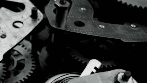 mecanismo de reloj vintage que funciona macro en blanco y negro 4k
