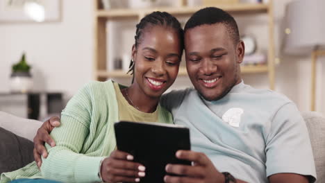 Digitales-Tablet,-Liebe-Und-Glückliches-Paar-Auf-Einem-Sofa