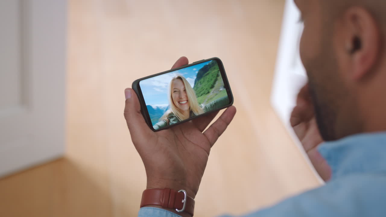 onda, videollamada y un hombre en su teléfono hablando con