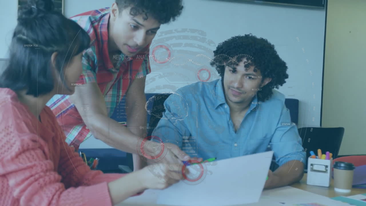 animación del alcance y el procesamiento de datos sobre diversas personas de negocios en la oficina