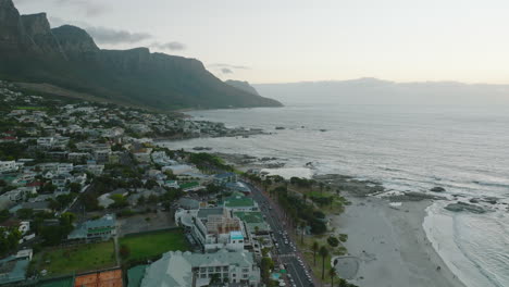 Panoramaaufnahmen-Aus-Der-Luft-Eines-Tropischen-Sommerurlaubsziels.-Luxusresort-Am-Strand-Und-Bergrücken-In-Der-Dämmerung.-Kapstadt,-Süd-Afrika