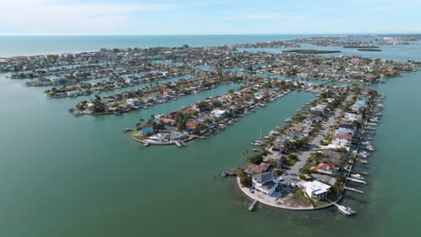 Barrio-De-Lujo-Frente-Al-Mar-Con-Casas-De-Playa-En-Treasure-Island,-Florida