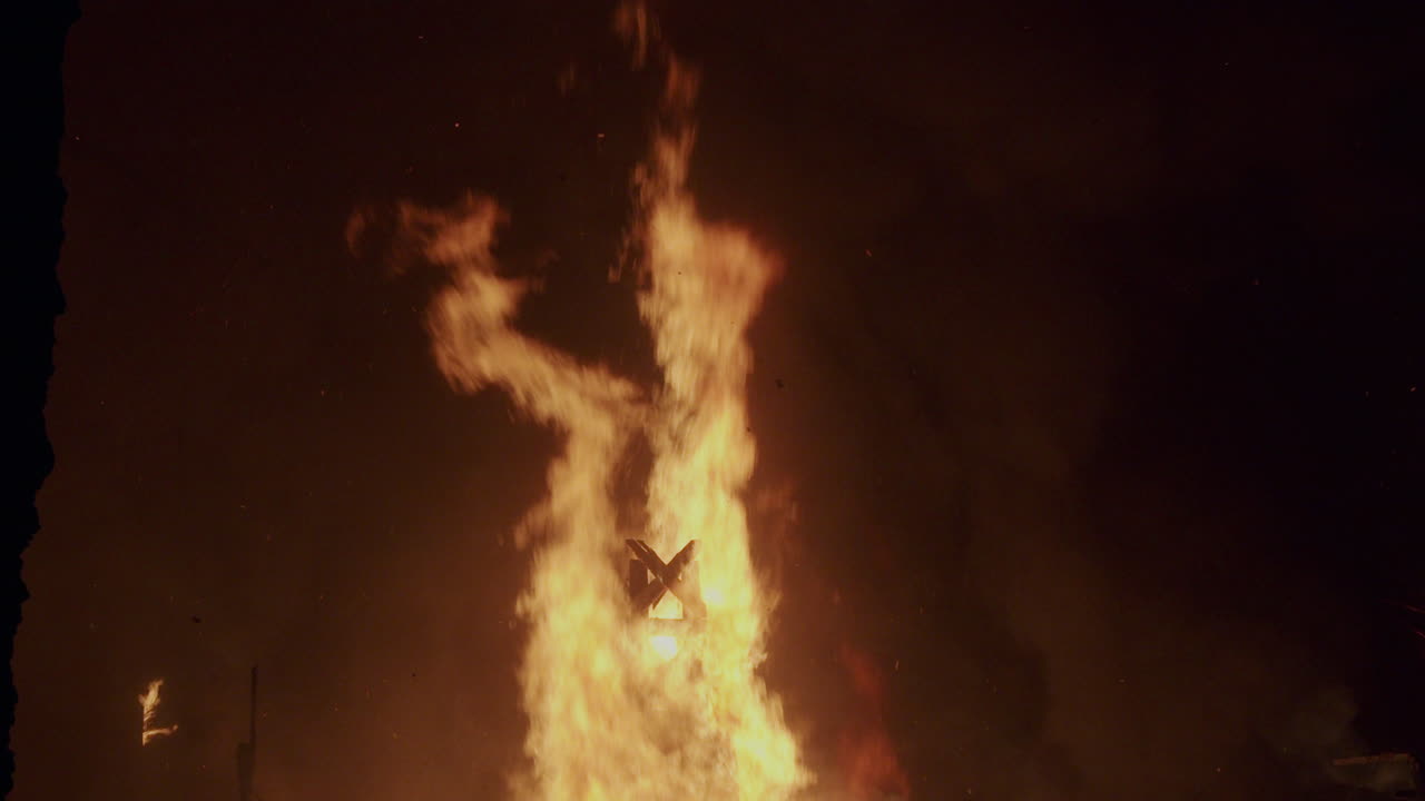 llamas de fuego en la ciudad