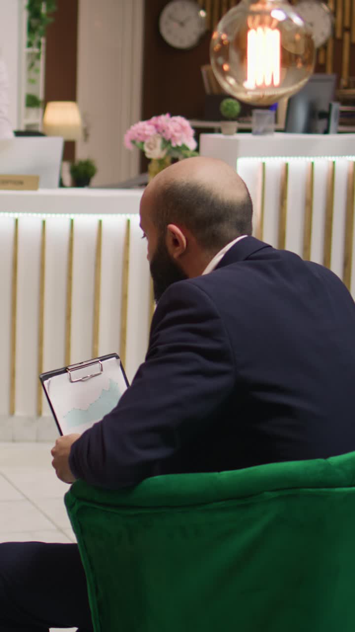 Gli investitori di video verticali si impegnano in analisi commerciali