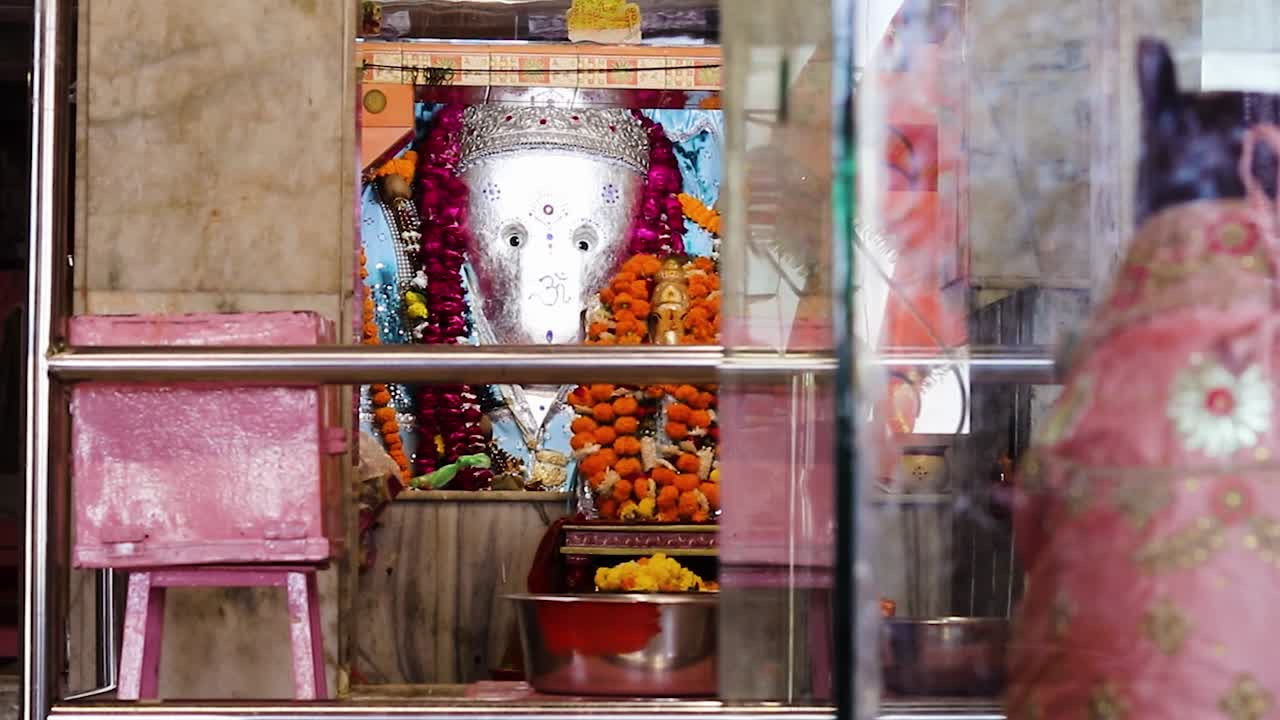 escalera vacía que conduce a la cima de la montaña en el día
