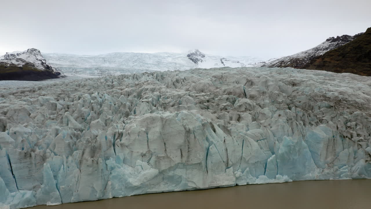 antena: volando a baja altura sobre el glaciar fjallsarlon en el sur de islandia durante un día nublado