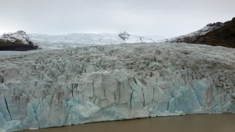 antena: volando a baja altura sobre el glaciar fjallsarlon en el sur de islandia durante un día nublado