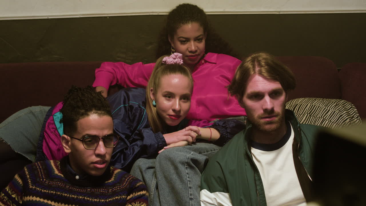 소파에서 tv를 보는 친구들