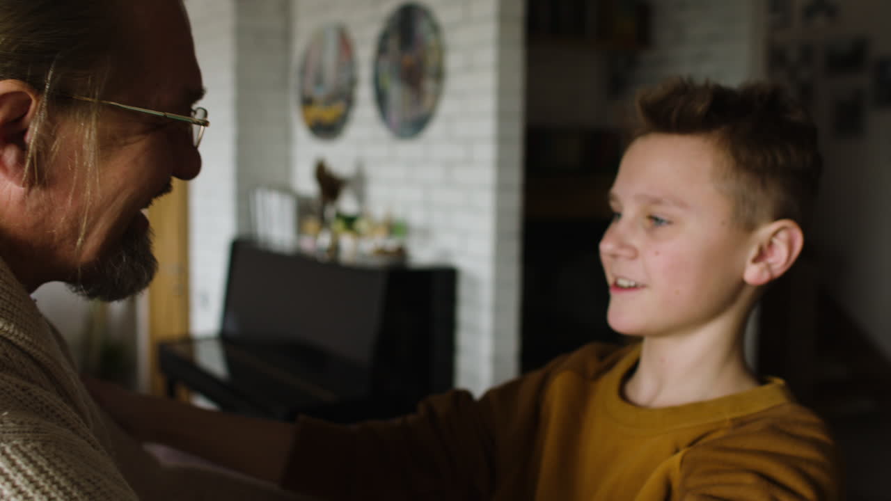 hombre caucásico y niño en casa