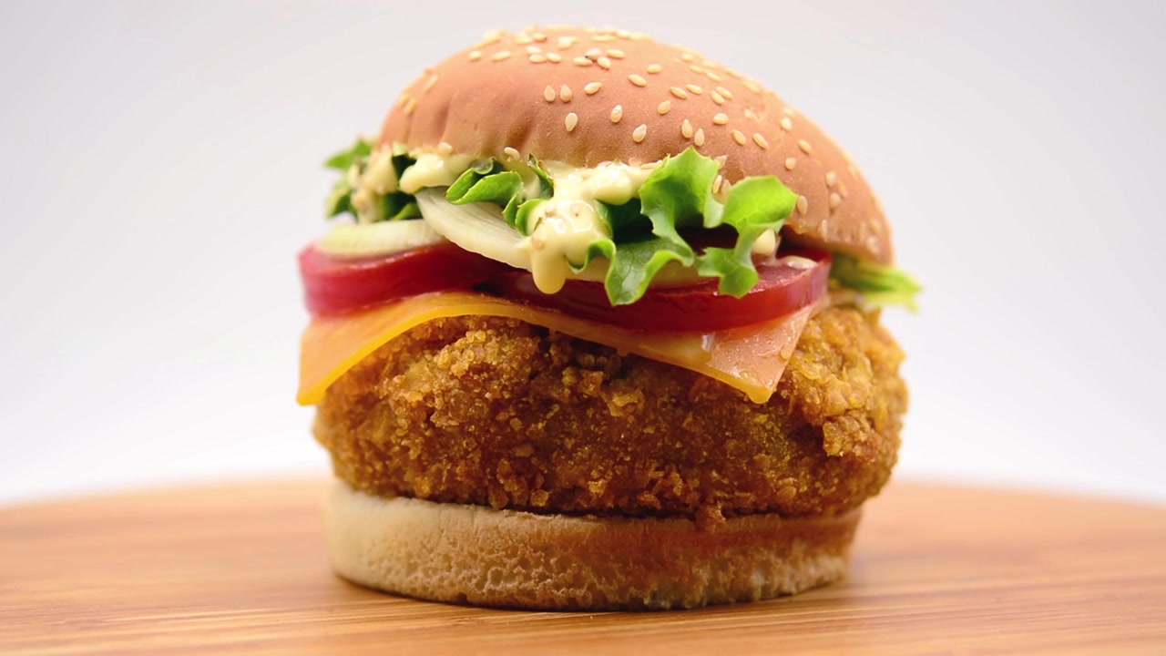 Filmato di hamburger di pollo in rotazione