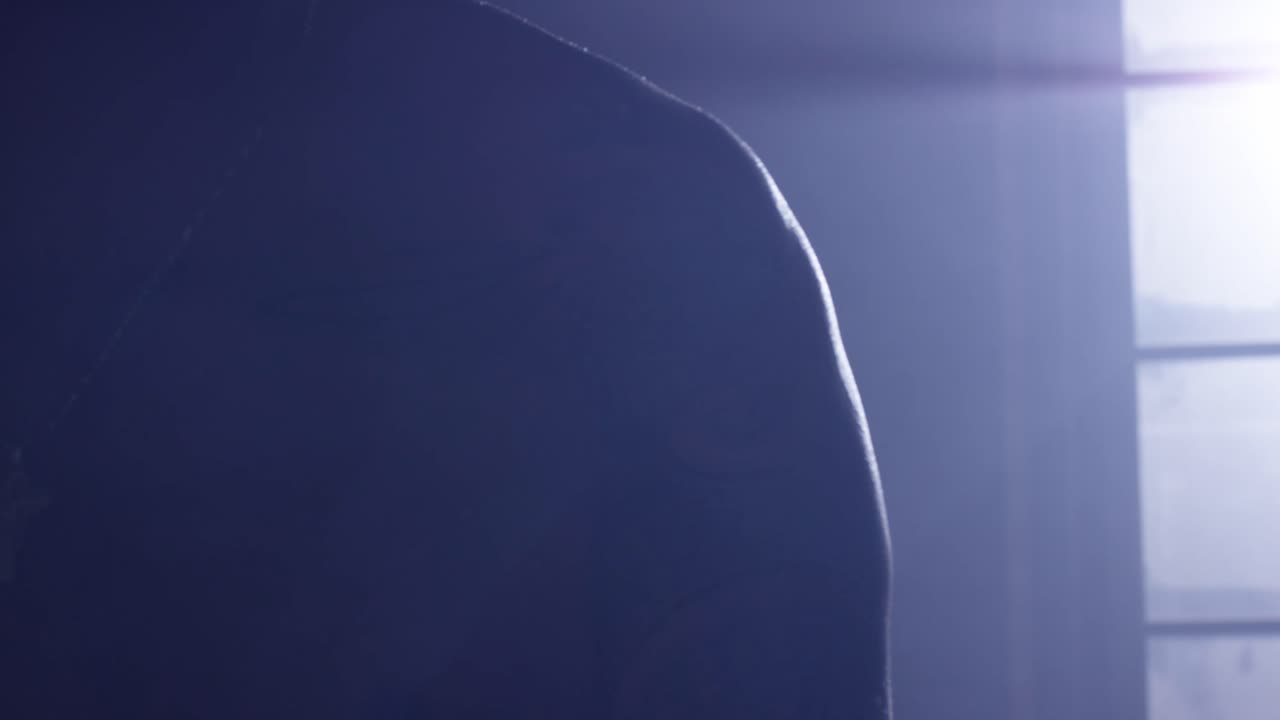 silueta de un hombre con un tatuaje