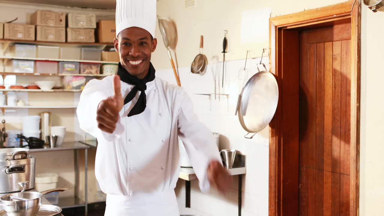 retrato del chef mostrando los pulgares hacia arriba