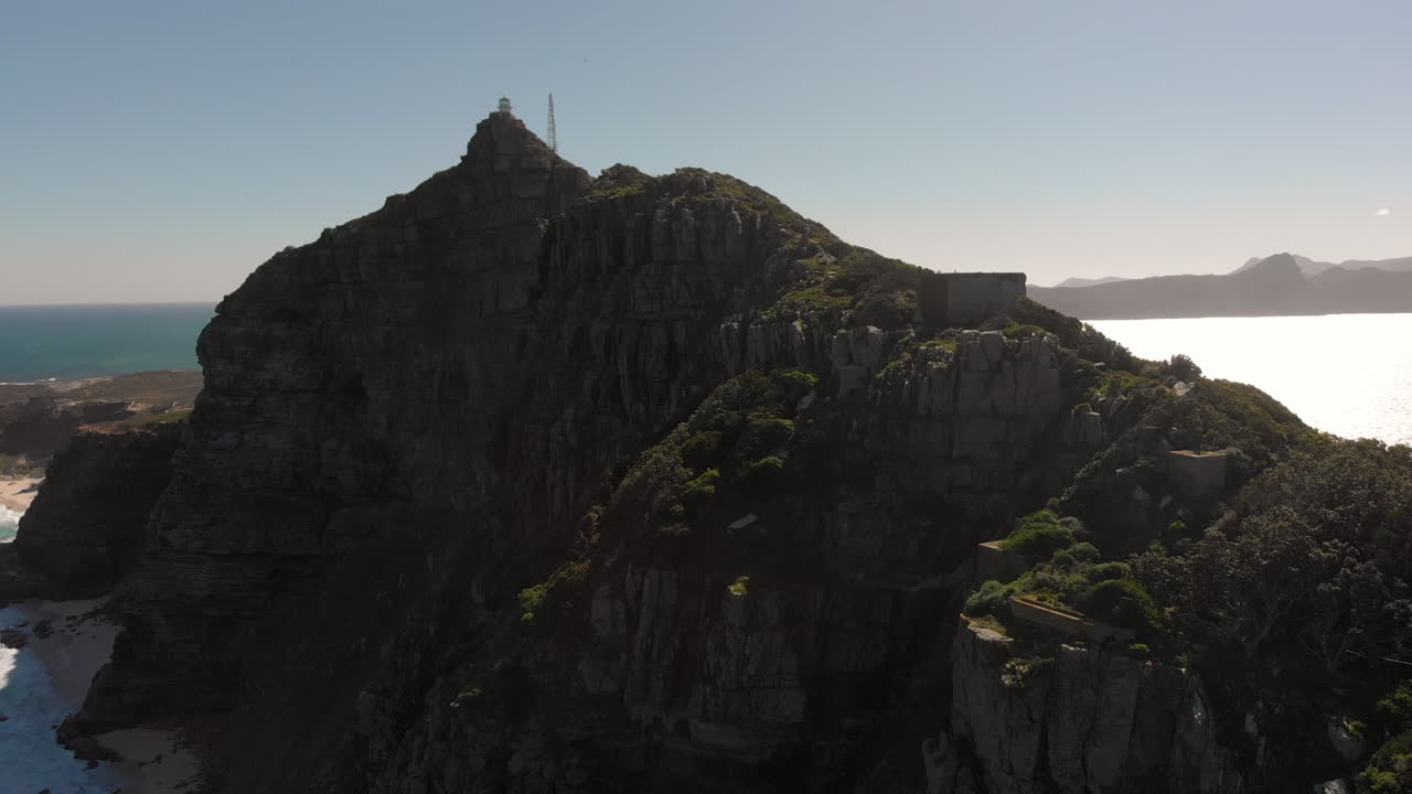 남아프리카 케이프 포인트의 해변 옆에 있는 거대한 절벽의 넓은 공중 상승 전망
